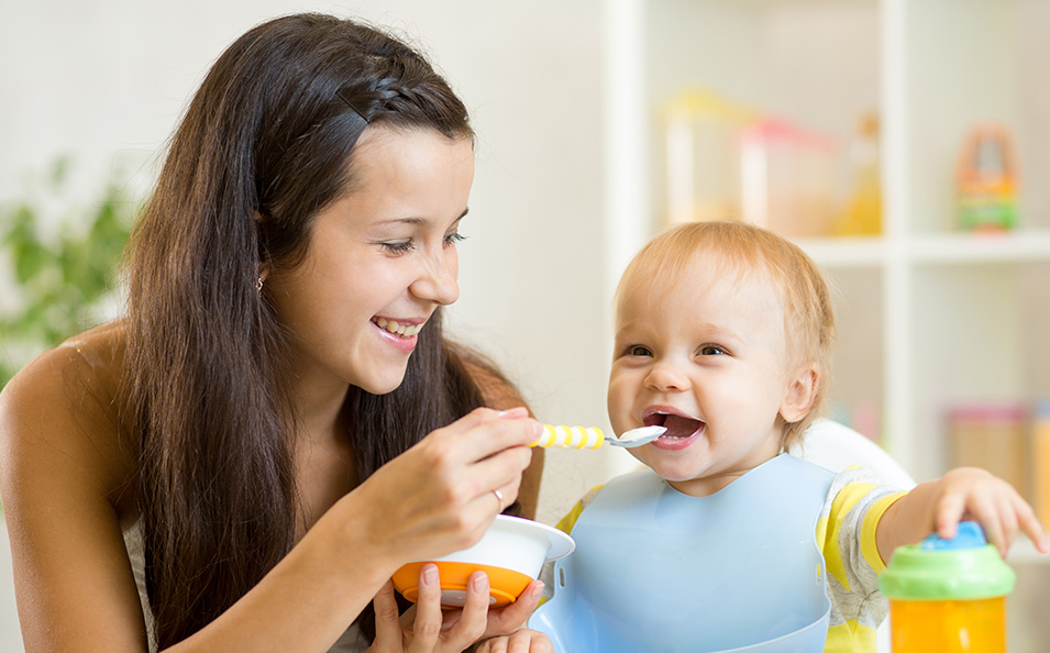 Wenn Babys ihr Essen selbst in die Hand nehmen.