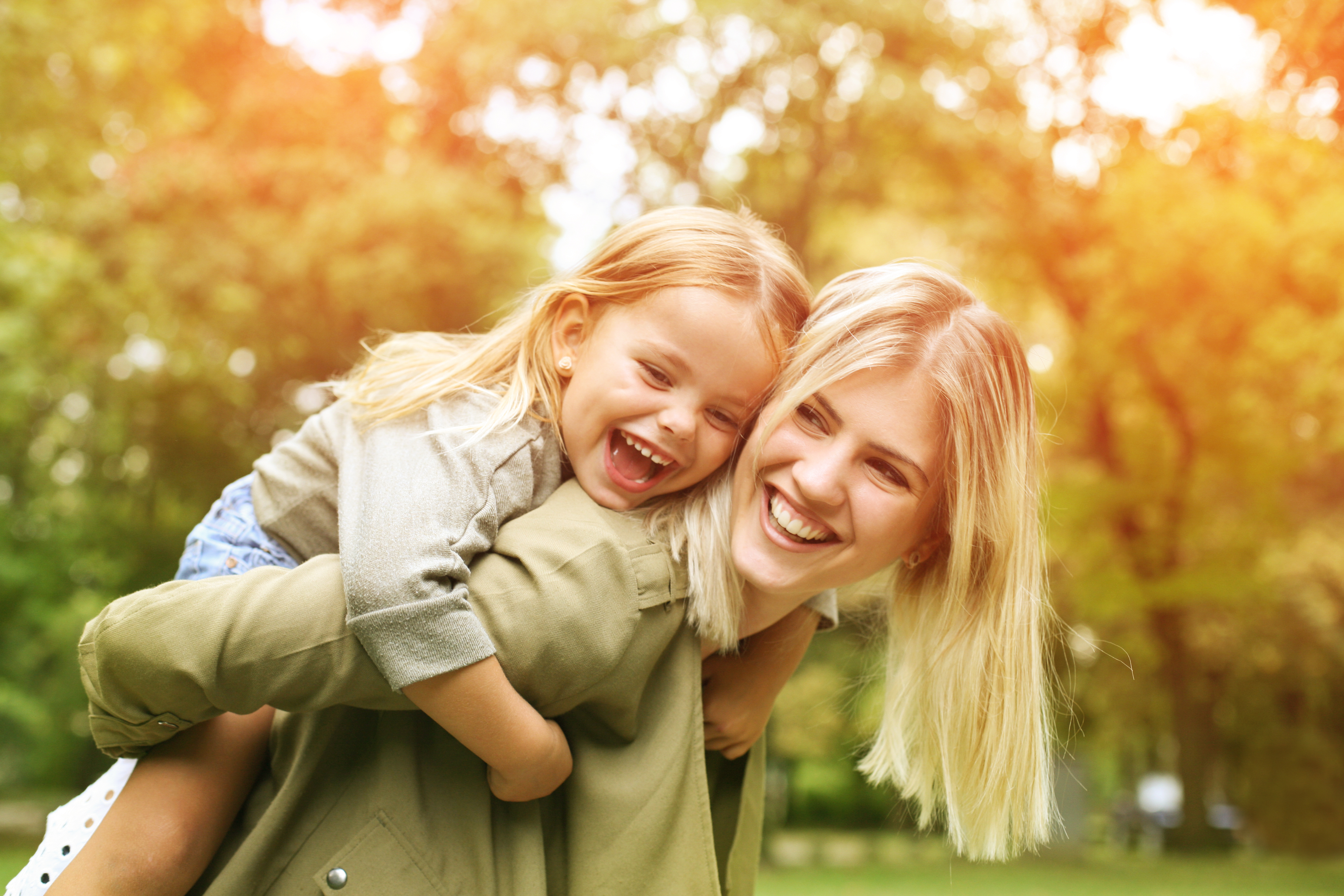 Blonde family. Женщина с ребенком. Счастливая мама с ребенком. Счастливая мама с дочкой. Счастливый ребенок.